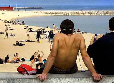 Bañistas en Barcelona ayer al mediodía.