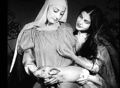 Esta imagen, una de las fotos polémicas,  se titula  María, Isabel y el cachorro de Yahvé, 2000. 