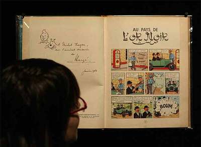  Tintín en el país del oro negro,  álbum de Hergé en la exposición de Girona.