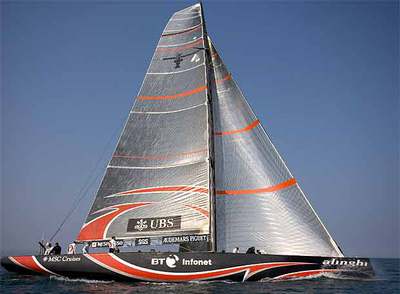 El  SUI100 , del Alinghi, navegando ayer en las aguas mediterráneas de Valencia.