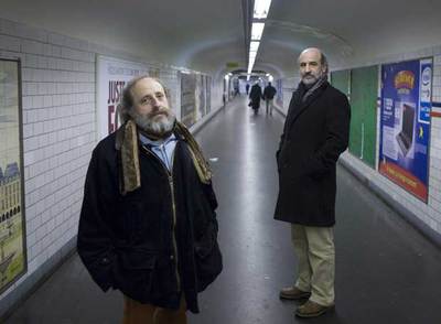 De izquierda a derecha, el poeta Francisco José Irazoki y el escritor Fernando Aramburu, en uno de los túneles del metro de París.