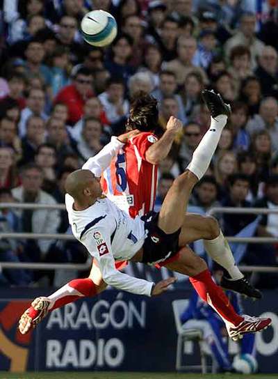 El defensa del Zaragoza Diogo pelea un balón con Jurado.