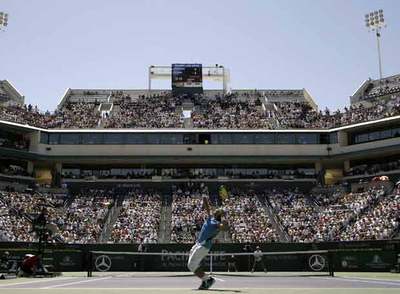 Nadal sirve ayer durante la final que le enfrentó a Djokovic.