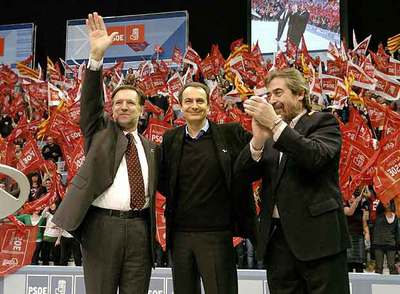 Marcelino Iglesias, José Luis Rodríguez Zapatero y Juan Alberto Belloch, en el mitin del PSOE en el pabellón Príncipe Felipe en Zaragoza.