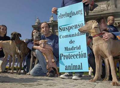 Concentración de los responsables de El Refugio en la Puerta de Alcalá.