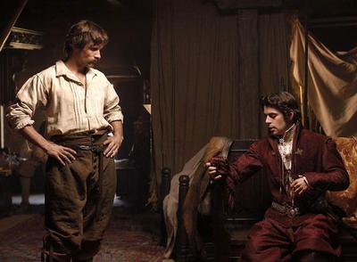 Viggo Mortensen (de pie) y Eduardo Noriega, en un fotograma de  Alatriste , de Agustín Díaz Yanes.