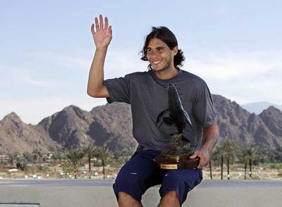 Rafael Nadal, con el trofeo que distingue al ganador del torneo  masters  de Indian Wells.