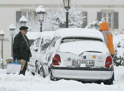Aspecto que presentaba ayer la localidad de Roncesvalles (Navarra), afectada por el temporal de nieve.