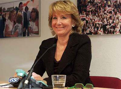 Esperanza Aguirre devuelve llamadas de los madrileños en la sede del PP.