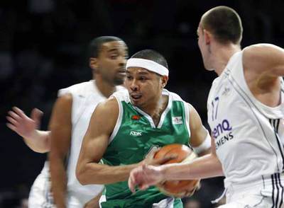 Stevenson trata de superar a Bullock y Hervelle.