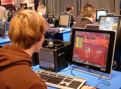 Prueba de ordenadores en la feria alemana.