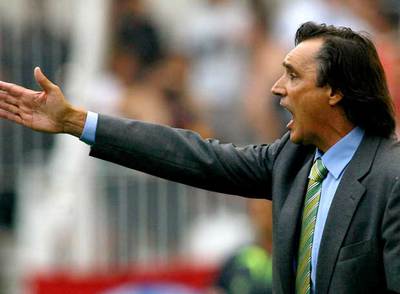 Portugal da instrucciones a sus jugadores desde la banda.