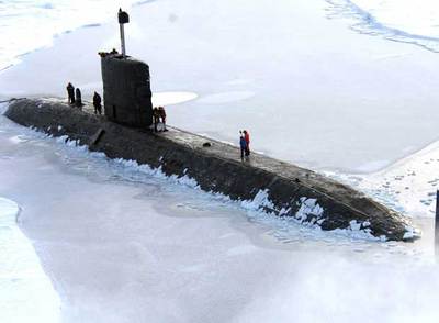 El submarino nuclear británico  Tireless , atrapado en los hielos del Ártico, en una foto divulgada por el Ministerio de Defensa.