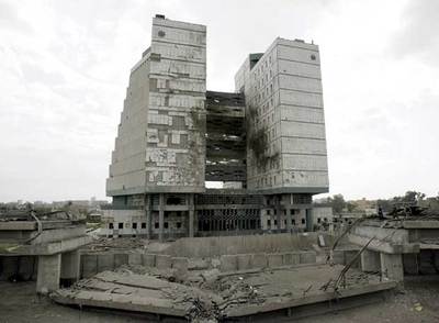 Vista del exterior del Ministerio de Finanzas tras la explosión ayer de un camión bomba en Bagdad.