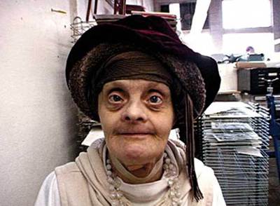 La escultora Judith Scott, en el documental  ¿Qué tienes debajo del sombrero? 