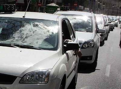 Una protesta de cientos de taxis bloquea el centro de Valencia