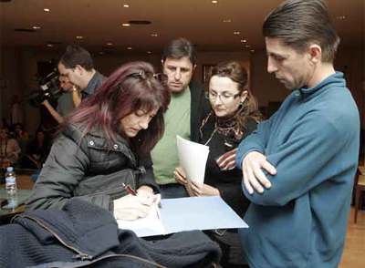 Familiares de víctimas del metro, ayer en Torrent antes de la reunión.