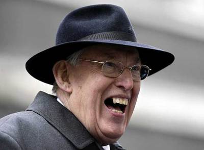 El líder unionista, Ian Paisley, sonríe ayer en Londres, donde se reunió con el ministro del Tesoro, Gordon Brown.