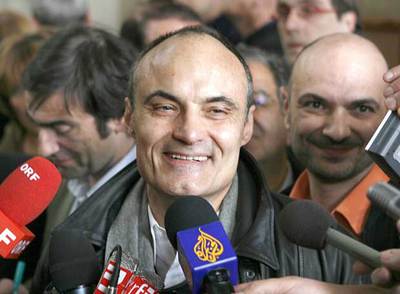 Philippe Val, director del semanario satírico  Charlie Hebdo,  habla con los periodistas ayer en París.