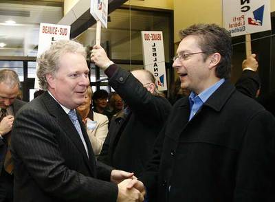 El primer ministro de Quebec, Jean Charest (izquierda), saluda a un seguidor en un mitin ayer en Saint-Georges.