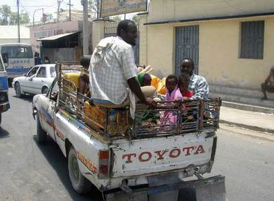 Varios somalíes huyen de los combates de ayer en Mogadiscio a bordo de una camioneta.