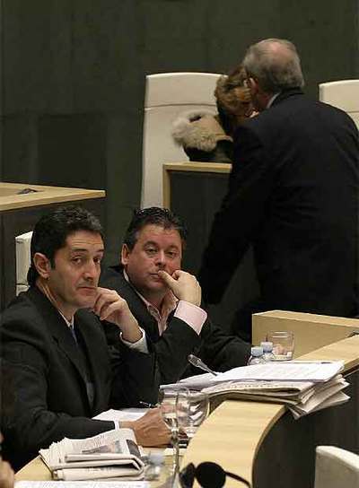 González de Txabarri (de espaldas) pasa junto a Iñaki Galdos, de EA.