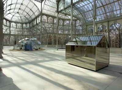 En primer plano, 'Senza Titolo', de Per Barclay. Al fondo, el 'Igloo del Palacio de Alhajas', de Mario Merz.