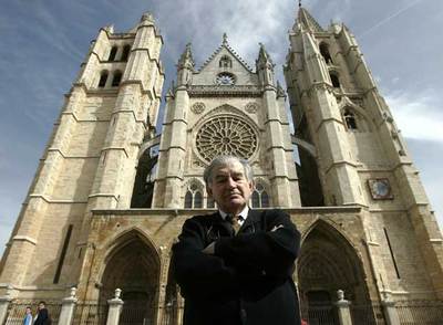 El poeta Antonio Gamoneda, delante de la catedral de León.
