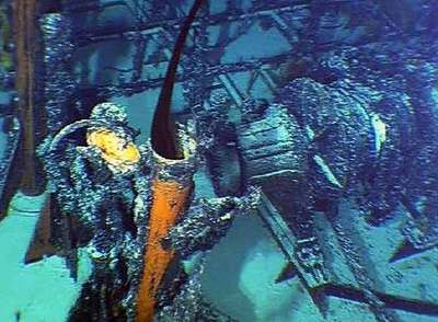 Momento en el que el batiscafo francés  Nautile  tapó una de las grietas en el pecio, en enero de 2003.