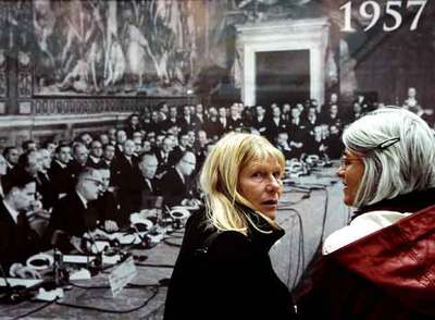 Dos mujeres visitan la exposición sobre el 50º aniversario de la UE en la sede del Consejo Europeo en Bruselas.