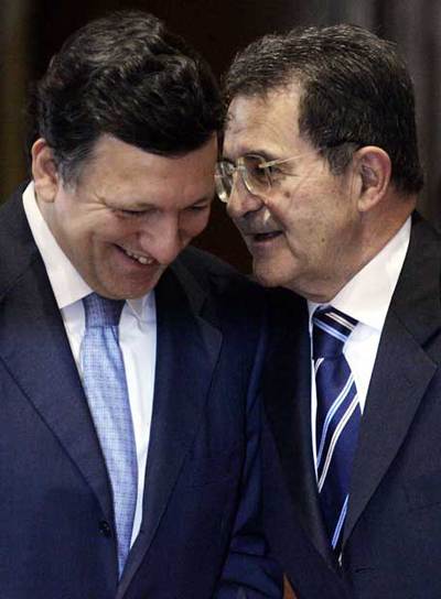 El primer ministro italiano, Romano Prodi (derecha), conversa con el presidente de la Comisión Europea, José Manuel Durão Barroso, ayer en Roma.