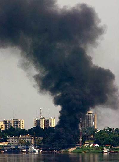 Una columna de humo se eleva sobre el centro de Kinshasa tras los combates de ayer.