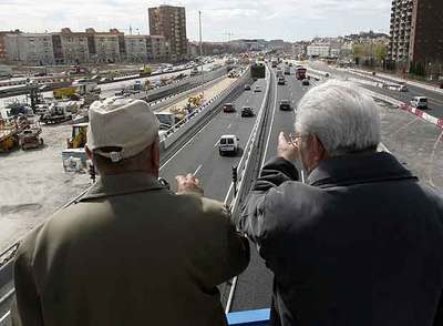 Dos vecinos observan desde un puente la entrada del túnel norte del  bypass  sur de la M-30, el más largo de Europa.