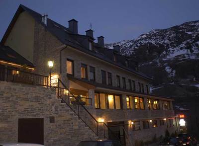 Fachada del hotel y hostal Seixes, en la localidad leridana de Naut Aran.