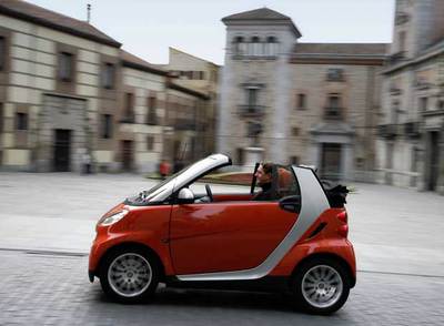 El nuevo Smart CDi (turbodiésel) es el rey del consumo: sólo gasta 3,3 litros de media. En la foto circula por la calle Mayor de Madrid, a la altura de la plaza de la Villa.