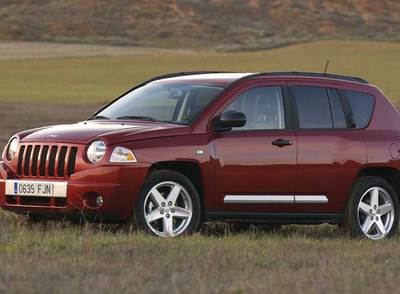 El Compass mantiene el frontal del Jeep, con la parrilla de barras verticales. La cintura alta de las puertas y, sobre todo, los resaltes musculosos de las aletas y los parachoques definen su estilo deportivo.