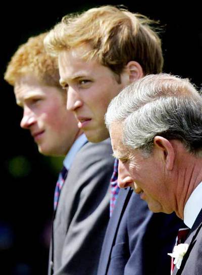 Guillermo y Enrique, con su padre.
