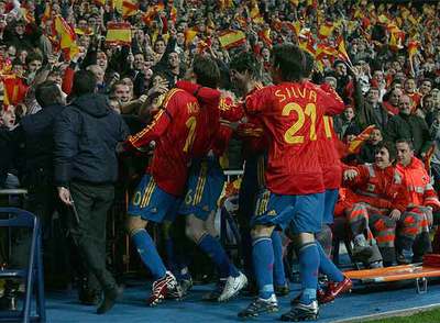 Los jugadores de España celebran el gol de Morientes