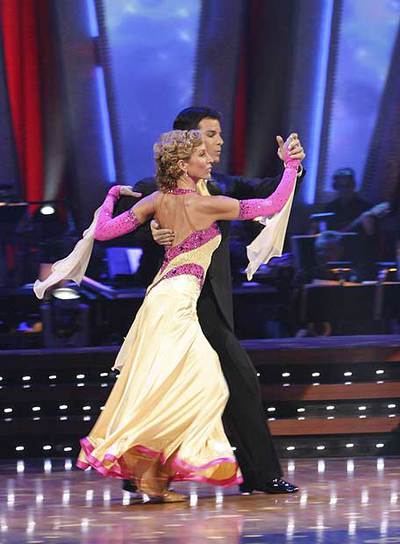 Heather Mills danza con Jonathan Roberts en su primera aparición en  Mira quién baila .