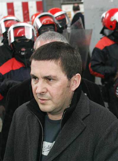 Arnaldo Otegi, portavoz de la ilegalizada Batasuna, rodeado de  ertzainas , en febrero en una manifestación.
