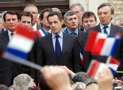 Nicolas Sarkozy, en el centro, escucha  La Marsellesa  durante un mitin ayer en Saint-Didier (sur de Francia).