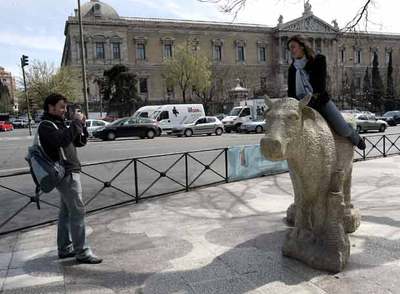Una vaca de piedra en Recoletos