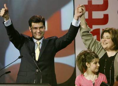 Mario Dumont saluda a sus partidarios tras conocer los resultados junto a su esposa, Marie-Claude Barrette, y sus hijos en Riviere du Loup.