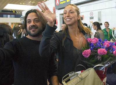 Enrique Arce, con Gemma Mengual en el aeropuerto de Barcelona.