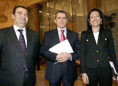 Los presidentes del Banco Popular, la CNMV y Banesto: Ángel Ron, Manuel Conthe y Ana Patricia Botín.