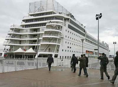 Agentes de la policía y de la Guardia Civil se disponen a subir al  Sinfonía,  acompañados de un juez, en el puerto de Valencia.