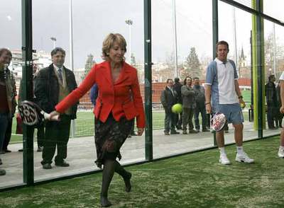 Esperanza Aguirre juega al pádel en las nuevas instalaciones deportivas de Islas Filipinas.
