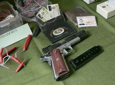 Una pistola, documentación y detonadores intervenidos en la operación contra el  comando Donosti. 