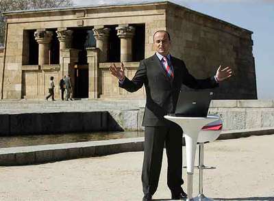 Miguel Sebastián durante la presentación del plan  Madrid Wi-Fi  frente al templo de Debod.