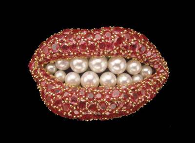  Labios de rubí,   broche diseñado por Dalí.